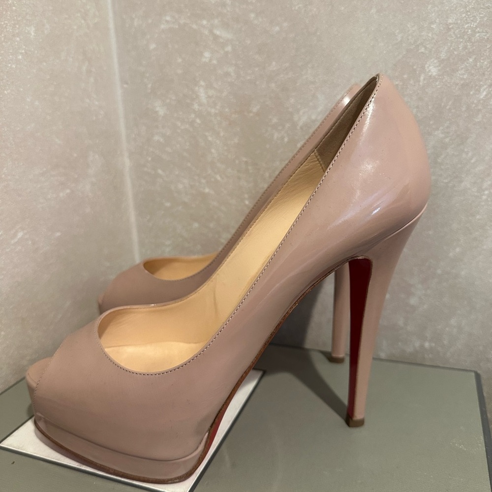 CHRISTIAN LOUBOUTIN 
Patent Lady Peep 150 Pumps 36 Nude